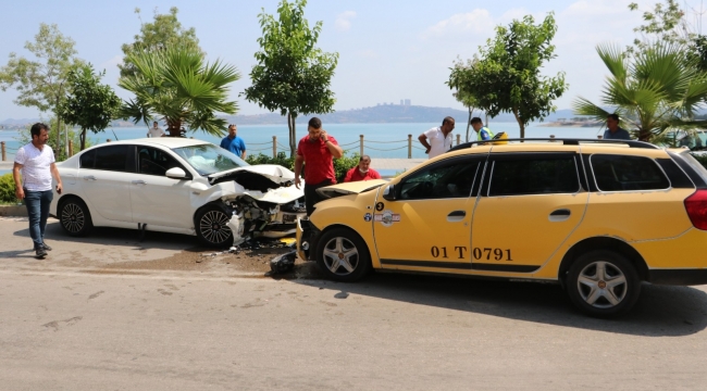 Taksiyle otomobil kafa kafaya çarpıştı: 3 yaralı