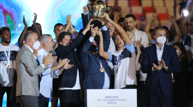 Adana Demirspor'un kupa töreni gerçekleştirdi