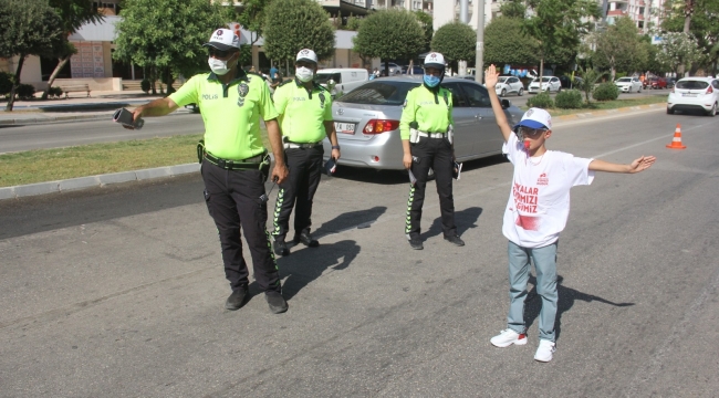 Kadın sürücünün kızdığı çocuk trafik polisiyle uygulama yaptı