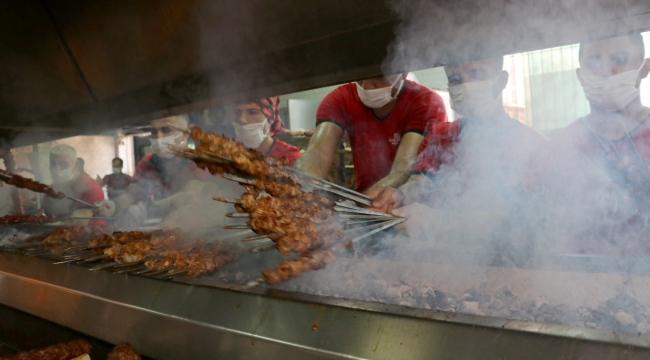 Kebap ustalarının aşırı sıcakta zorlu mesaisi