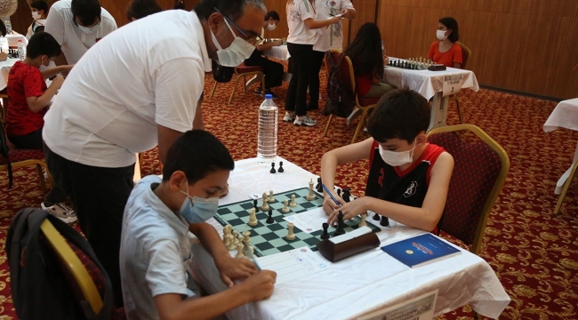 Yüreğir'de satranç turnuvasına yoğun ilgi