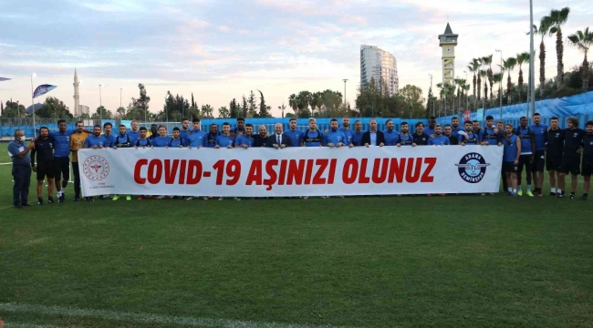 Adana Demirsporlu futbolcular korona virüs aşılamalarına destek verdi