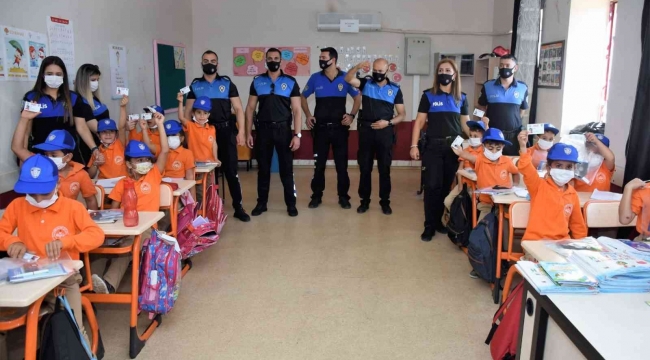 Adana'da polisler, çocuklara polisliği tanıttı