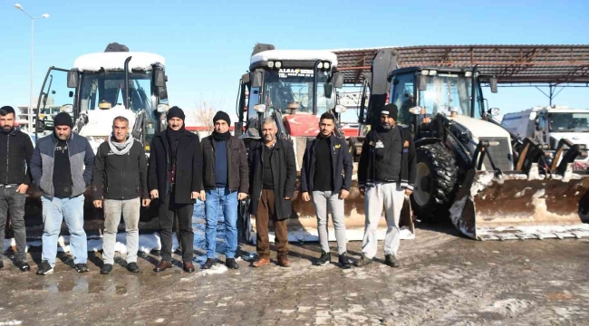 Araban'da kar ve buz temizleme çalışmaları sürdürüyor