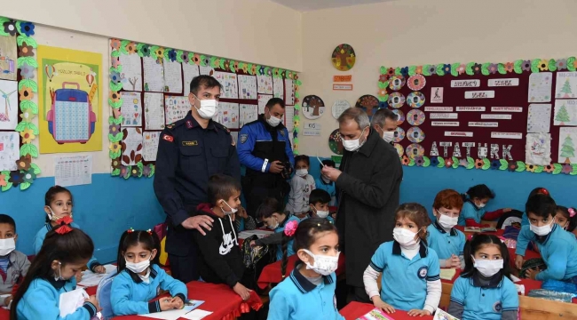 Başkan Bozdoğan, öğrencilerin karne heyecanına ortak oldu