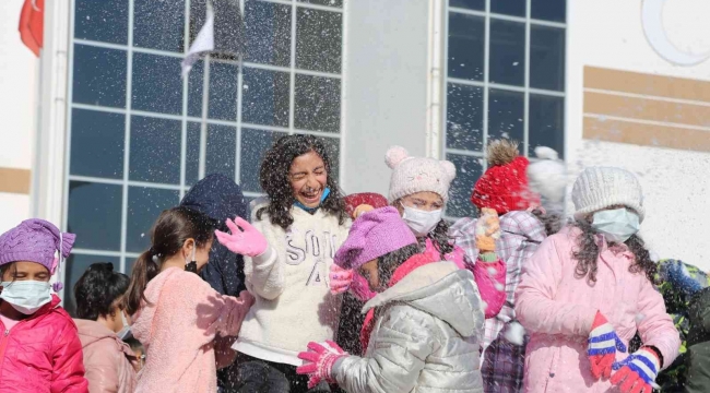 Belediye Başkanından öğrencilere karne hediyesi 'kar' sürprizi oldu