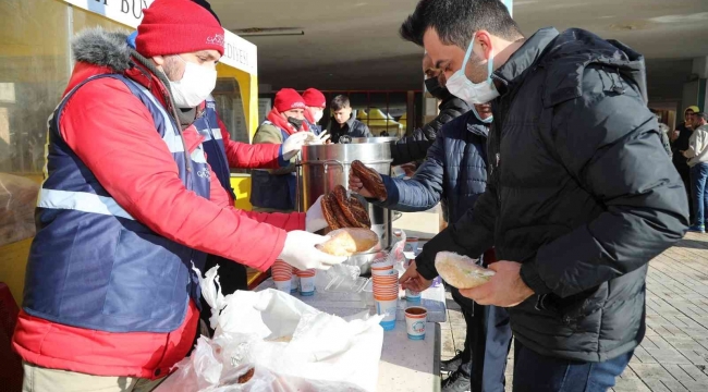 Büyükşehir, otobüs terminalindeki vatandaşlara kumanya dağıttı