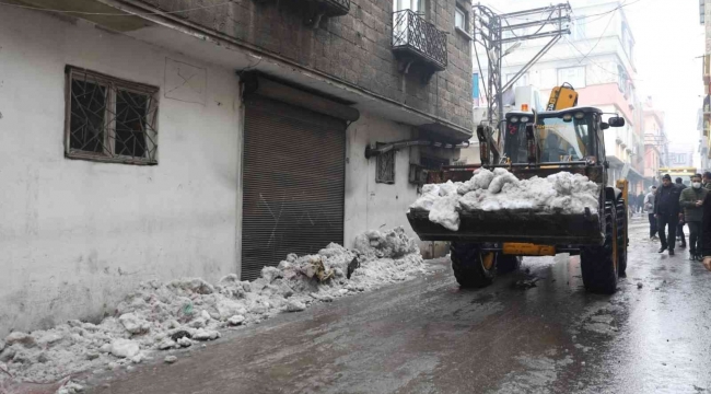 Büyükşehir'den ara sokaklarda kar temizliği