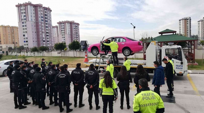 Çevik kuvvet polislerine simülasyon aracında trafik eğitimi