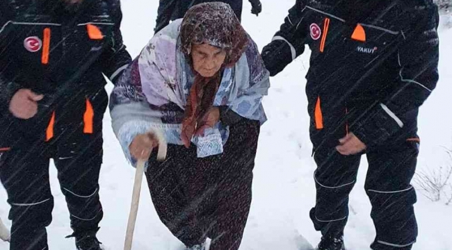 Evinde mahsur kalan yaşlı kadın kurtarıldı