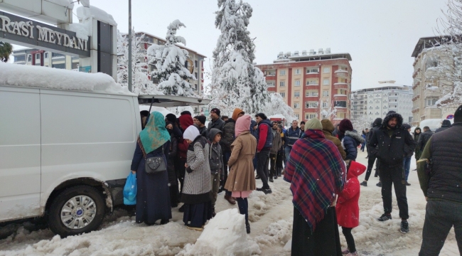 Gaziantep'te yoğun kar yağışı hayatı durma noktasına getirdi