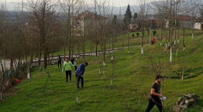 Gençler huzurevinin bahçesini temizledi