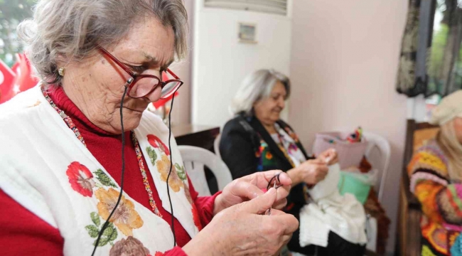 Kadınlar örgü örerek hem stres atıyor hem destek oluyor