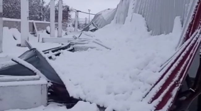 Kahramanmaraş'ta kar nedeniyle kapalı pazarın çatısı çöktü