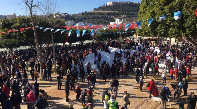 Mahalle yollarını kapatan tonlarca kar şehirde çocukların eğlencesi oldu