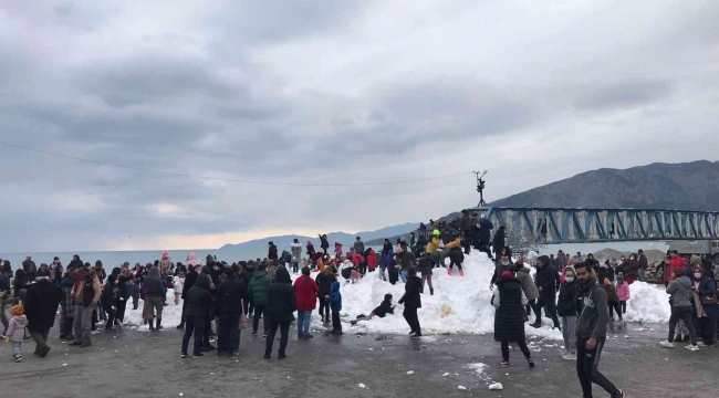 Mersin Büyükşehir Belediyesinden Bozyazılı çocuklara kar sürprizi