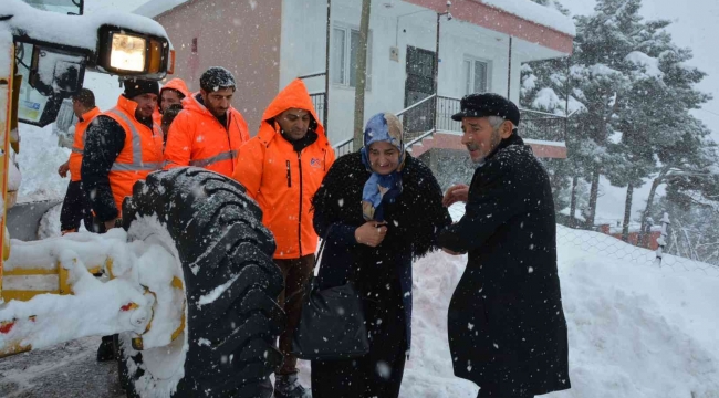 Mersin'de kar nedeniyle 4 gündür evde mahsur kalan yaşlı çift kurtarıldı