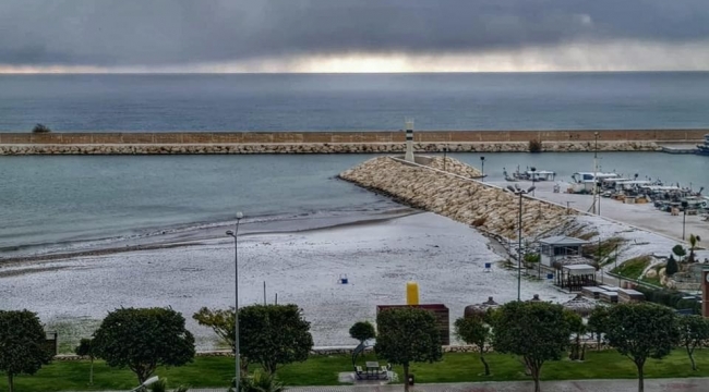 Mersin'in sahil kenti Erdemli'de kar sıfır rakıma kadar geldi, bazı okullar tatil edildi