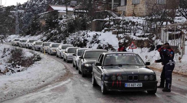 Mersin'in yüksek kesimlerinde kar yağışı etkili oluyor