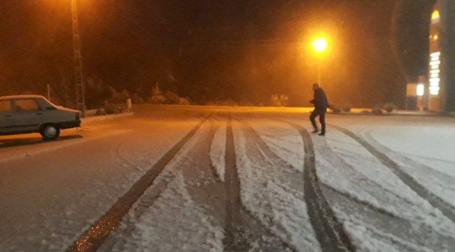 Meteoroloji turuncu kodla uyarmıştı, kar yağışı hayatı felç etti