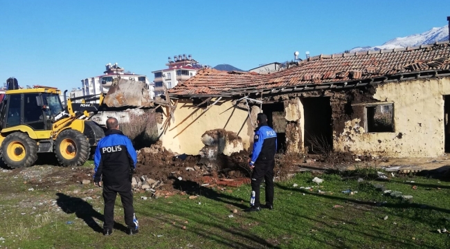 Osmaniye'de metruk binalar yıkılıyor