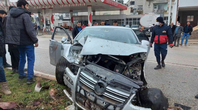 Otomobil refüjdeki ağaca çarptı: 1 yaralı