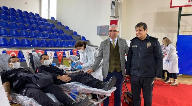 Polis adayları Kızılay'a kan bağışladı