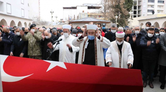 Şehidin cenaze namazını imam ağabeyi kıldırdı