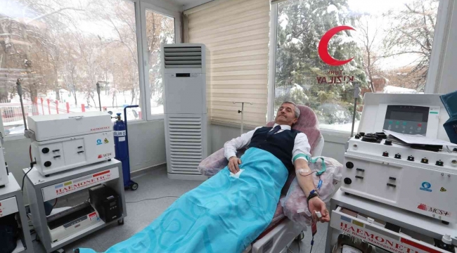 Tahmazoğlu kan vererek kan bağışı çağrısında bulundu