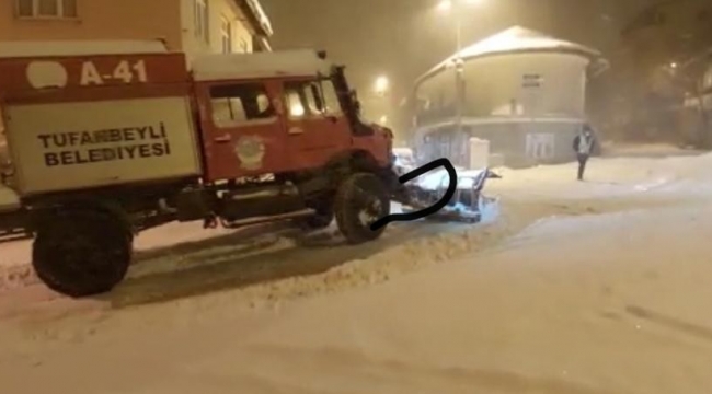 Tufanbeyli'de mahsur kalan sürücünün imdadına belediye ekipleri yetişti