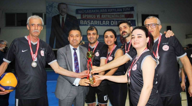 Voleybol turnuvasında Adana Çocuk Evleri Sitesi şampiyon oldu