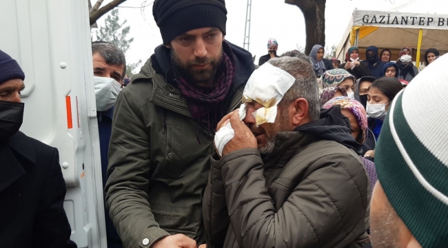 Yüzü gözü sargılar içerisinde, kazada ölen karısı için gözyaşı döktü