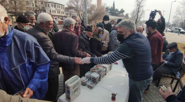 Cumhurbaşkanı için lokma döküp dağıttı