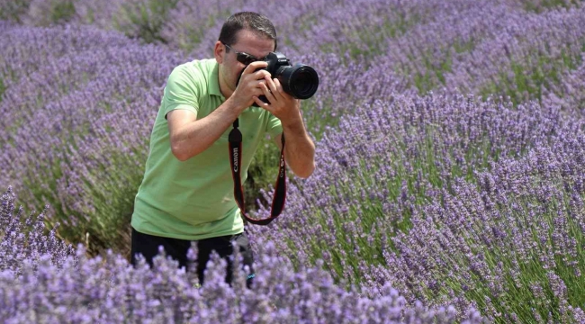 Fotoğraf sanatçısı Ayan, fotoğraf hikayelerini kitaplaştırdı