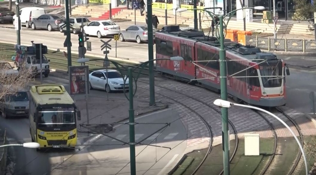 Gaziantep'te çocukların tramvayla tehlikeli yolculuğu kamerada