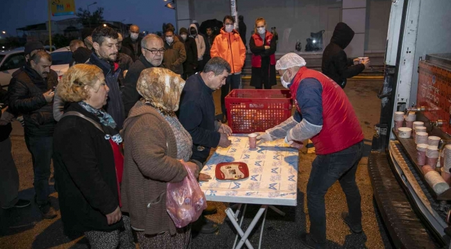 Gezici araçlarla dağıtılan çorba, vatandaşın içini ısıtıyor