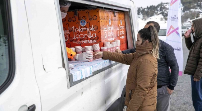 Kar keyfi yaşayan vatandaşlar, Büyükşehir Belediyesinin sıcak çorba ve kaynarı ile ısındı