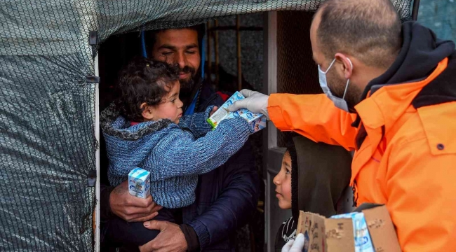 Mevsimlik tarım işçilerine çorba, çocuklara süt ikramı