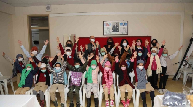 Mezitli'de gönüllüler çocuklar için ördü