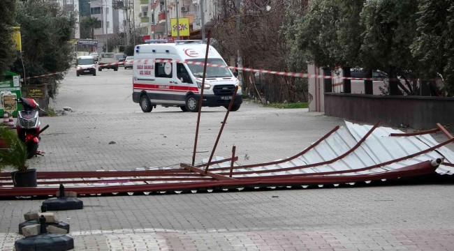 Osmaniye'de ağaçlar devrildi, çatılar uçtu