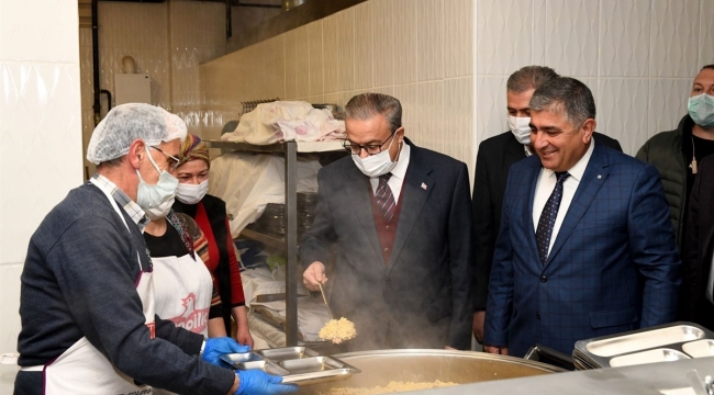 Vali Su, Tarsus'ta Hızır Lokması dağıtım etkinliğine katıldı