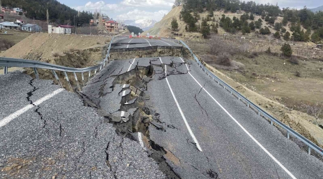 Adana'da asfalt yol çöktü