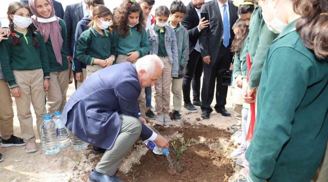 Başkan Gültak, 'Her Çocuk Bir Fidan' etkinliğinde çocuklarla birlikte fidan dikti