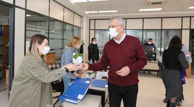 Başkan Tarhan'dan kadınlara çiçek