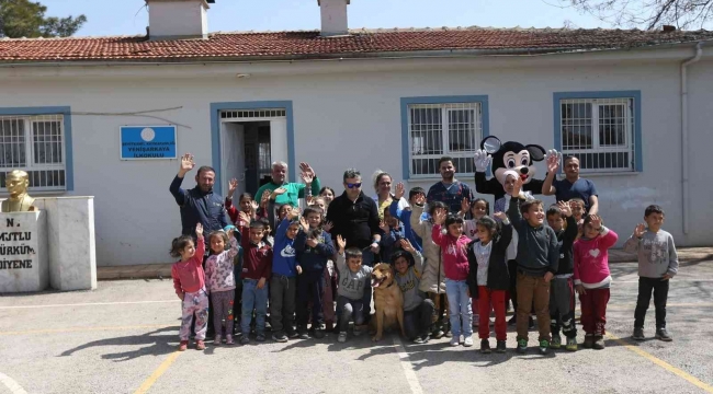 Büyükşehir miniklere hayvan sevgisi aşılıyor