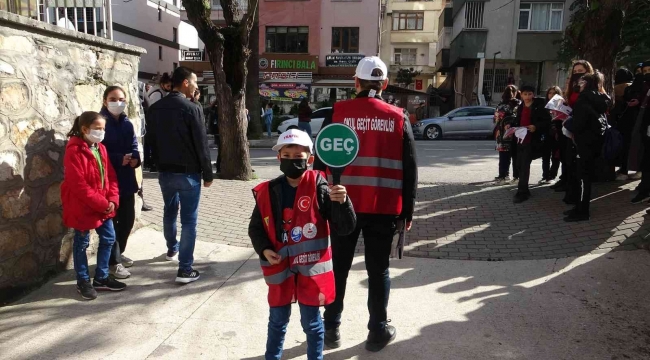 Çocuklara uygulamalı trafik eğitimi verdi