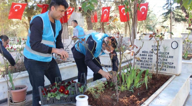 Denetimi Serbestlik Müdürlüğü personeli şehitlikte temizlik yaptı