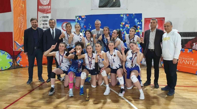 Gaziantep Kolej Vakfı'nın sultanları voleybolda namağlup şampiyon