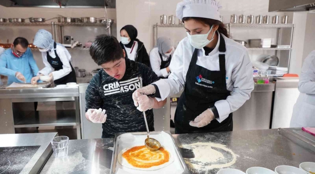 HKÜ'nün şef adayları "Özel Şefler" ile pizza yaptı