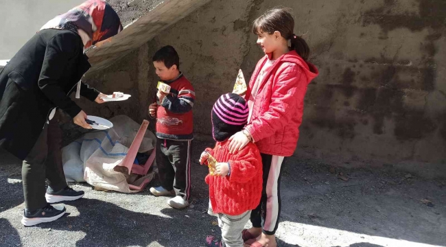 Kırsal mahallelerde çocuklara pasta ve pizza sürprizi